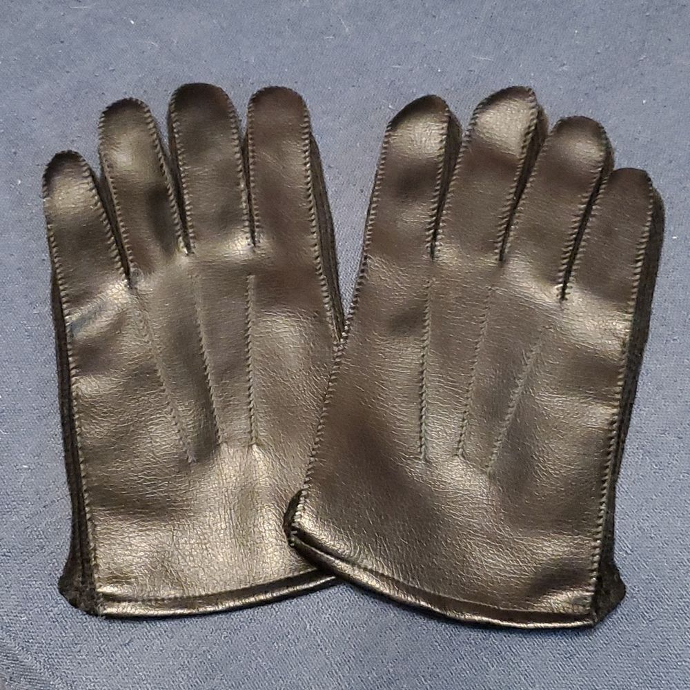 ‎Beautiful vegan faux leather driving gloves size large.